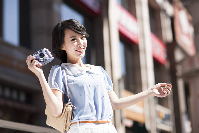 东方人,成年人,一个人,笑,微笑,露齿笑,横图,室外,白天,正面,时尚,快乐,幸福,城市,相机,北京,中国,亚洲,仅一个年轻女性,仅一个女性,仅一个人,挎包,古典,拿着,休闲装,现代,拍照,休闲,乐趣,摄影,生活方式,享乐,都市风光,出示,东亚,年轻女性,女人,女性,亚洲人,中国人,年轻人,休闲活动,半身,彩图,欢乐,韩版,bj175