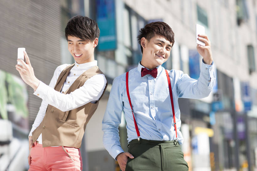 东方人,成年人,一个人,两个人,笑,微笑,露齿笑,横图,室外,白天,正面,时尚,快乐,兴奋,友谊,幸福,信心,城市,街道,相机,北京,中国,亚洲,仅一个男性,仅一个人,休闲装,现代,刺激,仅一个年轻男性,拍照,夏天,休闲,自拍,摄影,生活方式,都市风光,手插袋,市区,东亚,男人,男性,年轻男性,亚洲人,中国人,年轻人,休闲活动,插兜,手插兜,彩图,手抄兜,挨着,韩版,bj175