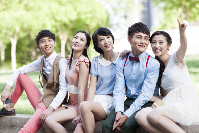 东方人,成年人,坐,微笑,横图,室外,白天,正面,时尚,快乐,友谊,幸福,信心,城市,北京,中国,亚洲,五个人,指,并排,注视,指点,休闲装,现代,夏天,观察,看,休闲,美女,搭,摄影,生活方式,观看,察看,指向,搭着,都市风光,关注,市区,东亚,陪同,陪伴,男人,男性,年轻男性,年轻女性,女人,女性,亚洲人,中国人,年轻人,休闲活动,彩图,美人,挨着,韩版,伴随,bj175