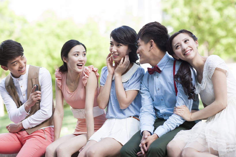 东方人,成年人,坐,笑,微笑,露齿笑,横图,室外,白天,正面,时尚,快乐,友谊,幸福,信心,城市,北京,中国,亚洲,五个人,勾,挽,并排,休闲装,现代,夏天,休闲,美女,勾着,摄影,生活方式,都市风光,市区,挽着,东亚,陪同,陪伴,男人,男性,年轻男性,年轻女性,女人,女性,亚洲人,中国人,年轻人,休闲活动,彩图,美人,挨着,韩版,伴随,bj175