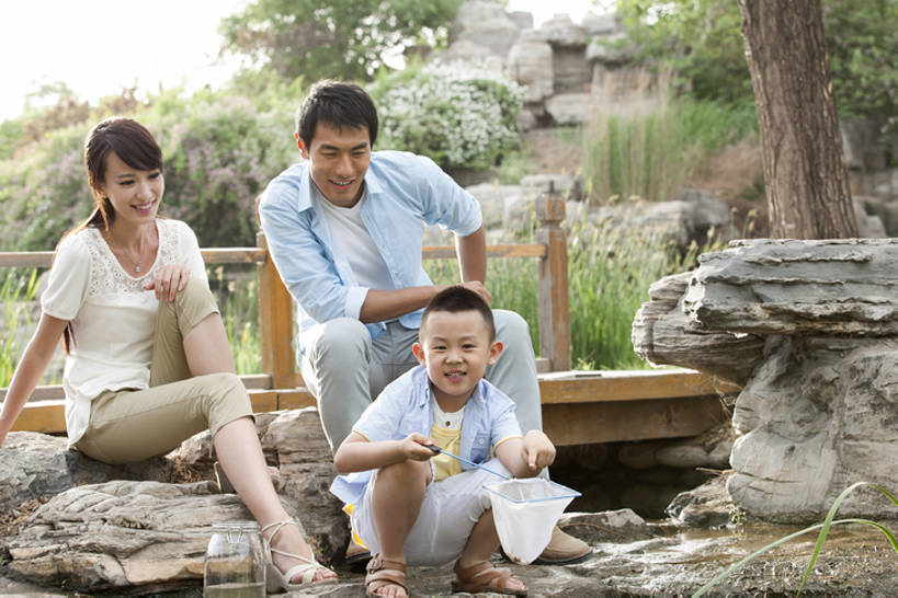 东方人,儿童,成年人,三个人,家庭,父母,母亲,父亲,女儿,儿子,公园,站,坐,蹲,笑,微笑,露齿笑,横图,室外,白天,正面,旅游,度假,游戏,快乐,幸福,纯洁,河流,美景,北京,中国,亚洲,连接,节日,池塘,河岸,景观,桥,玩,拿着,注视,休闲装,娱乐,捕鱼,草,小孩,绿色,自然,夏天,观察,看,站着,享受,休闲,健康,温暖,温馨,一家人,景色,放松,活力,可爱,乐趣,童年,童趣,摄影,生长,生活方式,渔网,观看,活动,和睦,察看,享乐,发泄,关爱,关注,清新,消遣,智力,自然风光,亲情,户外活动,蝌蚪,童真,东亚,烂漫,无邪,广口瓶,发展,陪同,宣泄,陪伴,天真,男孩,男人,男性,年轻男性,年轻女性,女人,女性,亚洲人,中国人,孩子,年轻人,休闲活动,玩耍,嬉戏,站立,彩图,全身,欢乐,融洽,男生,挨着,伴随,bj175