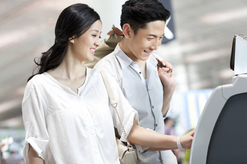 东方人,成年人,两个人,夫妻,机场,笑,微笑,露齿笑,横图,室内,白天,侧面,爱情,快乐,幸福,车站,北京,亚洲,乘客,行人,游客,游人,节日,公共交通,浪漫,休闲装,现代,路人,旅客,夏天,休闲,温暖,温馨,恩爱,恋人,摄影,生活方式,和睦,便利,公共设施,购买,自动化,东亚,售票机,异性恋,过客,男人,男性,年轻男性,年轻女性,女人,女性,亚洲人,中国人,年轻人,夫妇,情侣,白领,半身,彩图,旅行,伴侣,融洽,票,bj175