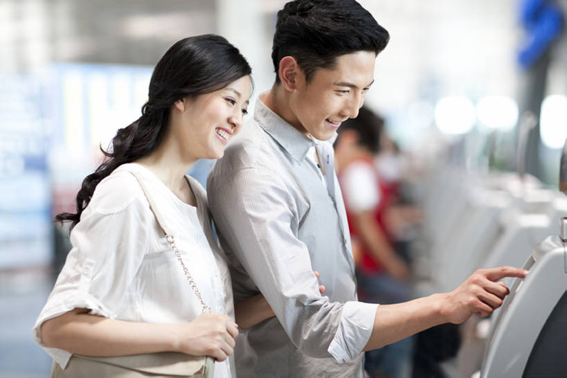 东方人,成年人,两个人,夫妻,机场,笑,微笑,露齿笑,横图,室内,白天,侧面,爱情,快乐,幸福,车站,北京,亚洲,乘客,行人,游客,游人,勾,挽,节日,公共交通,浪漫,休闲装,现代,路人,旅客,夏天,休闲,温暖,温馨,恩爱,勾着,恋人,摄影,生活方式,和睦,便利,公共设施,购买,挽着,自动化,东亚,售票机,异性恋,过客,男人,男性,年轻男性,年轻女性,女人,女性,亚洲人,中国人,年轻人,夫妇,情侣,白领,半身,彩图,旅行,伴侣,融洽,票,bj175