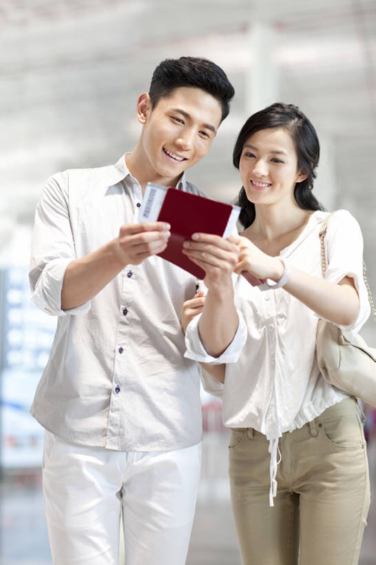 东方人,成年人,两个人,夫妻,机场,笑,微笑,露齿笑,竖图,室内,白天,正面,爱情,快乐,幸福,车站,北京,亚洲,乘客,行人,游客,游人,指,节日,并排,公共交通,浪漫,指点,休闲装,现代,路人,旅客,夏天,休闲,温暖,温馨,恩爱,恋人,摄影,生活方式,护照,和睦,公共设施,指向,出示,东亚,异性恋,过客,男人,男性,年轻男性,年轻女性,女人,女性,亚洲人,中国人,年轻人,夫妇,情侣,白领,彩图,旅行,伴侣,融洽,票,bj175