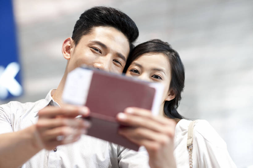 东方人,成年人,两个人,夫妻,丈夫,妻子,机场,微笑,横图,室内,正面,仰视,爱情,度假,快乐,兴奋,幸福,旅途,城市,北京,中国,亚洲,乘客,行人,游客,游人,节日,并排,公共交通,交通,浪漫,拿着,休闲装,候机厅,现代,大厅,路人,旅客,刺激,休闲,温暖,温馨,恩爱,运输,恋人,摄影,生活方式,护照,和睦,公共设施,享乐,都市风光,出示,东亚,陪同,陪伴,异性恋,过客,男人,男性,年轻男性,年轻女性,女人,女性,亚洲人,中国人,年轻人,夫妇,情侣,说话,半身,彩图,低角度拍摄,旅行,欢乐,伴侣,融洽,票,机票,挨着,伴随,bj175