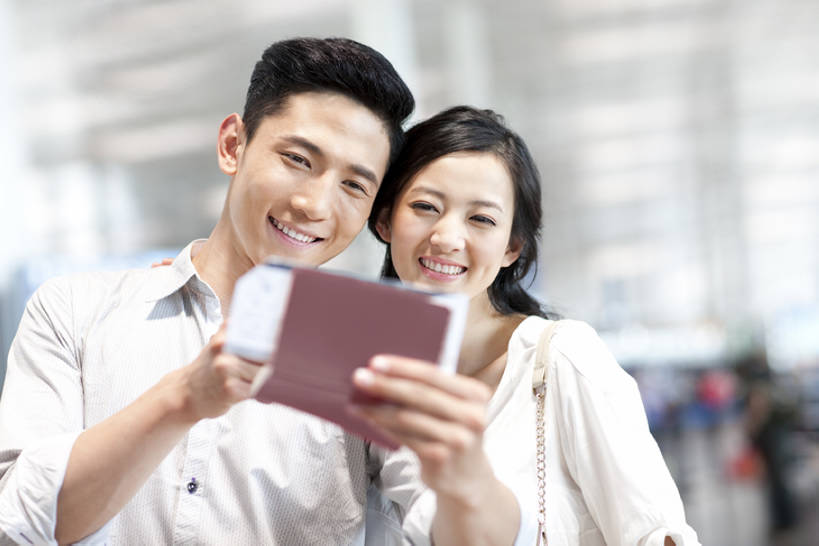 东方人,成年人,两个人,夫妻,丈夫,妻子,机场,笑,微笑,露齿笑,横图,室内,正面,爱情,度假,快乐,兴奋,幸福,旅途,城市,北京,中国,亚洲,乘客,行人,游客,游人,节日,并排,公共交通,交通,浪漫,拿着,休闲装,候机厅,现代,大厅,路人,旅客,刺激,休闲,温暖,温馨,恩爱,运输,恋人,摄影,生活方式,护照,和睦,公共设施,享乐,都市风光,出示,东亚,陪同,陪伴,异性恋,过客,男人,男性,年轻男性,年轻女性,女人,女性,亚洲人,中国人,年轻人,夫妇,情侣,说话,半身,彩图,旅行,欢乐,伴侣,融洽,票,机票,挨着,伴随,bj175