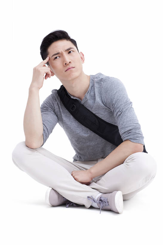 东方人,成年人,一个人,学生,坐,竖图,留白,白色背景,正面,时尚,北京,中国,亚洲,仅一个男性,仅一个人,书包,教育,托腮,休闲装,仅一个年轻男性,背包,思考,想,皱眉头,摄影,影棚,生活方式,简单,摄影棚,东亚,认真,男人,男性,年轻男性,亚洲人,中国人,年轻人,大学生,盘着腿坐,彩图,全身,影棚拍摄,拍摄,bj175