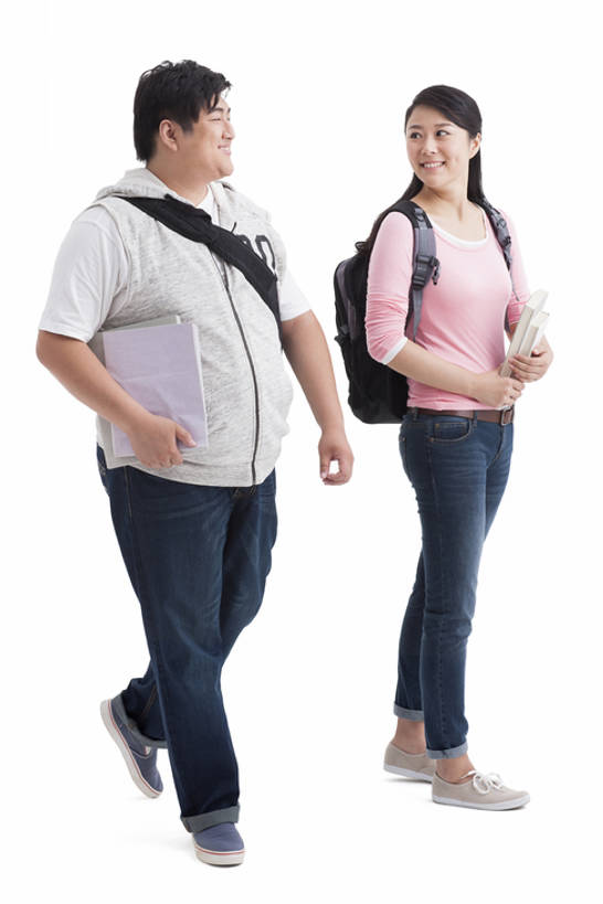 东方人,成年人,两个人,学生,笑,微笑,露齿笑,竖图,留白,抠图,白色背景,侧面,爱情,快乐,友谊,幸福,纯洁,北京,中国,亚洲,书包,教育,浪漫,休闲装,背包,温暖,温馨,面对面,恩爱,活力,可爱,亲密,童年,童趣,恋人,摄影,生活方式,和睦,童真,东亚,烂漫,无邪,背包客,陪同,陪伴,天真,男人,男性,年轻男性,年轻女性,女人,女性,亚洲人,中国人,年轻人,情侣,大学生,书,步行,手牵手,彩图,全身,影棚拍摄,欢乐,伴侣,融洽,成人教育,伴随,bj175