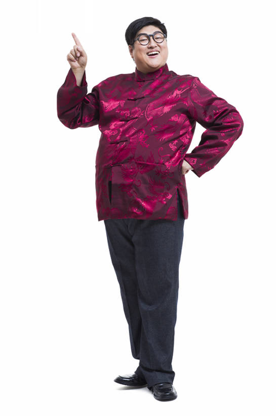 东方人,成年人,一个人,笑,微笑,露齿笑,竖图,留白,抠图,白色背景,正面,快乐,幸福,北京,中国,春节,亚洲,仅一个男性,仅一个人,指,风俗,节日,庆祝,注视,方向,手叉腰,传统,仅一个年轻男性,红色,观察,看,手势,站着,脂肪,活力,精神,乐趣,摄影,观看,察看,指着,享乐,仪式,指向,食指,关注,中国文化,肖像,典礼,东亚,元旦,制度,男人,男性,年轻男性,亚洲人,中国人,年轻人,彩图,全身,影棚拍摄,传统服装,欢乐,唐装,打手势,传统文化,传统节日,bj175