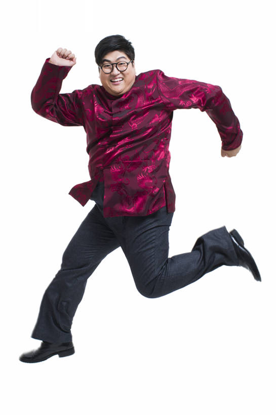 东方人,成年人,一个人,跳,笑,微笑,露齿笑,竖图,留白,抠图,白色背景,正面,快乐,兴奋,幸福,北京,中国,春节,亚洲,仅一个男性,仅一个人,风俗,节日,欢呼,庆祝,眼镜,半空,注视,传统,刺激,仅一个年轻男性,红色,观察,看,休闲,脂肪,活力,精神,乐趣,摄影,生活方式,观看,幽默,察看,享乐,仪式,关注,中国文化,肖像,典礼,东亚,元旦,制度,男人,男性,年轻男性,亚洲人,中国人,年轻人,休闲活动,彩图,全身,影棚拍摄,传统服装,欢乐,唐装,传统文化,传统节日,bj175