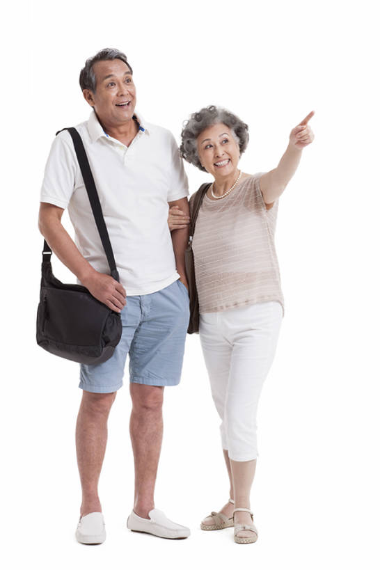 东方人,成年人,老年人,两个人,丈夫,妻子,笑,微笑,露齿笑,竖图,留白,抠图,白色背景,正面,衬衫,旅游,度假,快乐,幸福,北京,中国,亚洲,行人,游客,游人,勾,挽,短裤,包,挎包,浪漫,注视,休闲装,方向,路人,旅客,夏天,观察,看,站着,休闲,活力,亲密,勾着,摄影,生活方式,观看,惊奇,察看,退休,指着,享乐,关注,运送,肖像,挽着,东亚,陪同,陪伴,过客,老年女性,男人,男性,年轻男性,女人,女性,亚洲人,中国人,情侣,休闲活动,彩图,全身,影棚拍摄,旅行,爱,欢乐,人老心不老,伴随,bj175