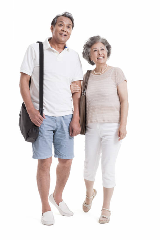 东方人,成年人,老年人,两个人,丈夫,妻子,笑,微笑,露齿笑,竖图,留白,抠图,白色背景,正面,衬衫,旅游,度假,快乐,幸福,北京,中国,亚洲,行人,游客,游人,勾,挽,短裤,包,挎包,浪漫,注视,休闲装,路人,旅客,夏天,观察,看,休闲,活力,亲密,勾着,摄影,生活方式,观看,察看,退休,享乐,关注,运送,肖像,挽着,东亚,陪同,陪伴,过客,老年女性,男人,男性,年轻男性,女人,女性,亚洲人,中国人,情侣,休闲活动,步行,彩图,全身,影棚拍摄,旅行,爱,欢乐,人老心不老,伴随,bj175