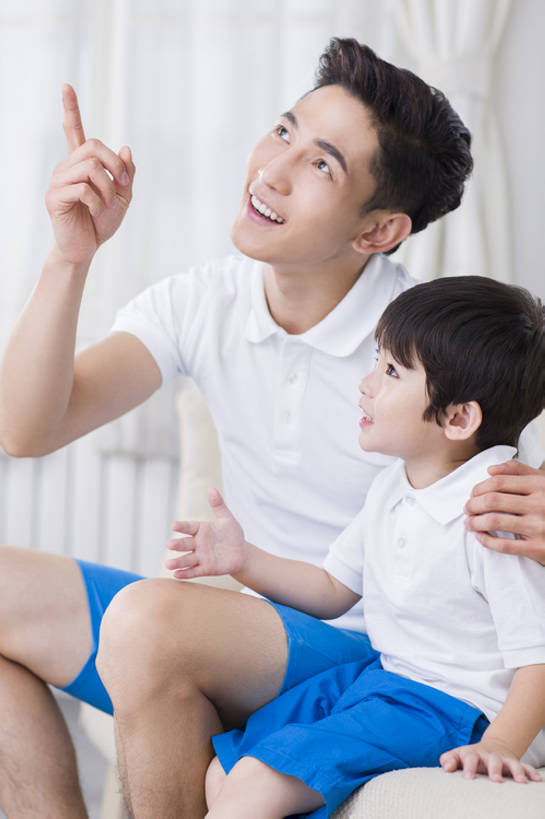 东方人,婴儿,儿童,成年人,两个人,家庭,父亲,儿子,家,客厅,站,笑,说,微笑,露齿笑,竖图,室内,侧面,快乐,幸福,纯洁,沙发,北京,中国,亚洲,一排,连接,短裤,整齐,房屋,公寓,休闲装,干净,现代,排列,小孩,向上看,站着,休闲,健康,舒服,温暖,温馨,父子,一家人,短袖,放松,活力,可爱,亲密,童年,童趣,搭,摄影,活泼,生长,生活方式,和睦,起居室,指着,舒适,享乐,风格,搭着,队列,关爱,亲情,宝宝,房地产,出示,童真,东亚,纯真,烂漫,无邪,陪同,陪伴,伶俐,天真,男孩,男人,男性,年轻男性,亚洲人,中国人,孩子,年轻人,休闲活动,讲话,说话,站立,坐着,彩图,融洽,男生,亲子装,好奇心,伴随,bj175