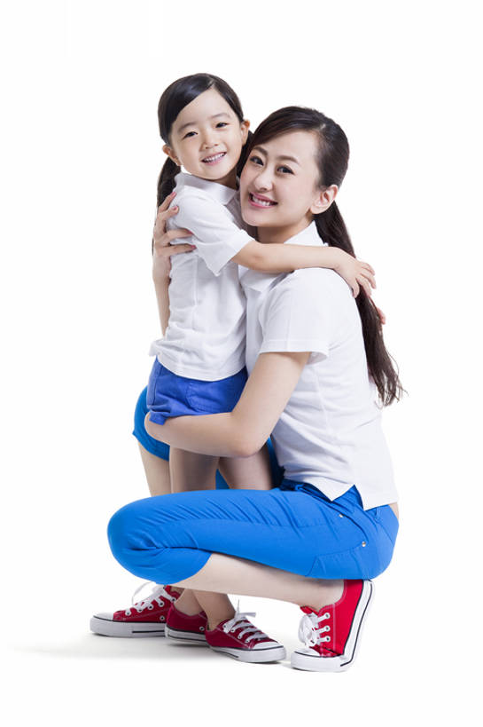 东方人,儿童,成年人,两个人,家庭,母亲,站,蹲,笑,微笑,露齿笑,竖图,留白,抠图,白色背景,侧面,快乐,幸福,纯洁,北京,中国,亚洲,连接,注视,休闲装,小孩,蓝色,白色,观察,看,站着,休闲,健康,舒服,温暖,温馨,母女,一家人,短袖,放松,活力,可爱,亲密,童年,童趣,搭,摄影,生长,观看,张开双腿,和睦,察看,舒适,享乐,风格,简单,搭着,关爱,关注,亲情,肖像,童真,东亚,烂漫,无邪,陪同,陪伴,展开双腿,无忧无虑,天真,男孩,男人,男性,年轻女性,女孩,女人,女性,亚洲人,中国人,孩子,年轻人,拥抱,站立,彩图,全身,影棚拍摄,爱,融洽,男生,伸展双腿,亲子装,摆拍,伴随,bj175