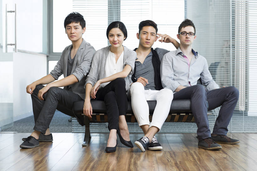 东方人,西方人,成年人,中年人,四个人,同事,商务人士,商务男性,商务女性,办公室,会议室,微笑,横图,室内,白天,正面,衬衫,商务,时尚,快乐,友谊,幸福,成功,合作,团队,集体,信心,技术,地板,沙发,城市,椅子,北京,欧洲,中国,欧洲人,亚洲,套装,并排,木制,眼镜,注视,休闲装,现代,队伍,观察,看,职业,休息,休闲,放松,亲密,摄影,观看,技巧,察看,领导,酷,企业,公司,工作室,成就,关注,手艺,商务装,合伙,领袖,工薪阶层,东亚,陪同,时装,技能,技艺,陪伴,男人,男性,年轻男性,年轻女性,女人,女性,中年男性,白种人,亚洲人,中国人,年轻人,白领,上班族,设计,坐着,彩图,全身,衬衣,妙技,办公室职员,本领,开领,伴随,bj175