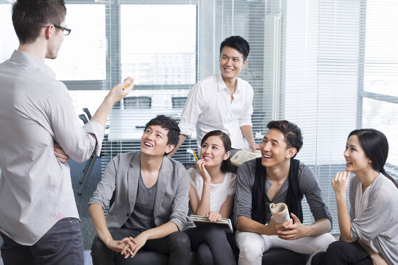 东方人,西方人,成年人,中年人,同事,商务人士,商务男性,商务女性,办公室,会议室,笑,微笑,露齿笑,横图,室内,白天,正面,衬衫,商务,时尚,讨论,快乐,通讯,友谊,幸福,成功,合作,团队,集体,信心,计划,技术,沙发,城市,椅子,北京,欧洲,中国,欧洲人,亚洲,写,套装,会议,眼镜,休闲装,现代,队伍,笔记本,铅笔,职业,思考,规划,亲密,摄影,指导,技巧,创造力,领导,企业,公司,工作室,成就,手艺,商务装,合伙,领袖,工薪阶层,东亚,陪同,策略,时装,技能,技艺,陪伴,想法,男人,男性,年轻男性,年轻女性,女人,女性,中年男性,白种人,亚洲人,中国人,年轻人,白领,上班族,设计,说话,坐着,彩图,衬衣,妙技,办公室职员,本领,开领,伴随,bj175