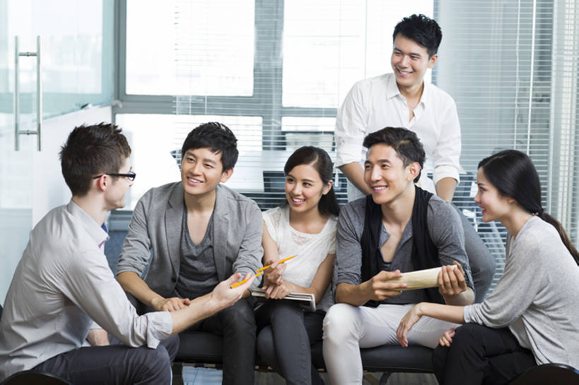 东方人,西方人,成年人,中年人,同事,商务人士,商务男性,商务女性,办公室,会议室,笑,微笑,露齿笑,横图,室内,白天,正面,衬衫,商务,时尚,讨论,快乐,通讯,友谊,幸福,成功,合作,团队,集体,信心,计划,技术,城市,椅子,北京,欧洲,中国,欧洲人,亚洲,写,套装,会议,眼镜,休闲装,现代,队伍,笔记本,铅笔,职业,思考,规划,亲密,摄影,指导,技巧,创造力,领导,企业,公司,工作室,成就,手艺,商务装,合伙,领袖,工薪阶层,东亚,陪同,策略,时装,技能,技艺,陪伴,想法,男人,男性,年轻男性,年轻女性,女人,女性,中年男性,白种人,亚洲人,中国人,年轻人,白领,上班族,设计,说话,坐着,彩图,衬衣,妙技,办公室职员,本领,开领,伴随,bj175