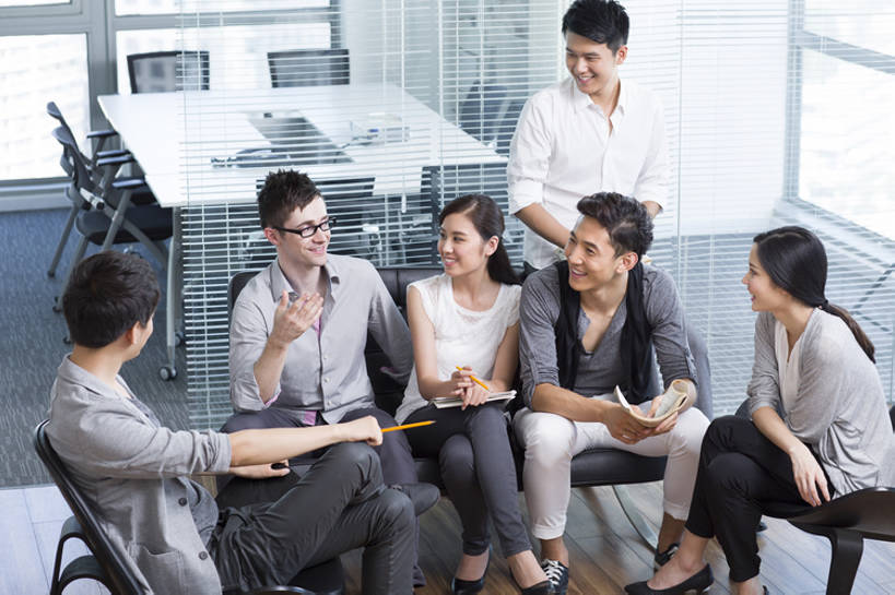 东方人,西方人,成年人,中年人,同事,商务人士,商务男性,商务女性,办公室,会议室,笑,微笑,露齿笑,横图,室内,白天,正面,衬衫,商务,时尚,讨论,快乐,通讯,友谊,幸福,成功,合作,团队,集体,信心,计划,技术,城市,椅子,北京,欧洲,中国,欧洲人,亚洲,写,套装,会议,眼镜,休闲装,现代,队伍,笔记本,铅笔,职业,思考,规划,亲密,摄影,指导,技巧,办公椅,创造力,领导,企业,公司,工作室,成就,手艺,商务装,合伙,领袖,工薪阶层,东亚,陪同,策略,时装,技能,技艺,陪伴,想法,男人,男性,年轻男性,年轻女性,女人,女性,中年男性,白种人,亚洲人,中国人,年轻人,白领,上班族,设计,说话,坐着,彩图,高角度拍摄,衬衣,妙技,办公室职员,本领,开领,伴随,bj175