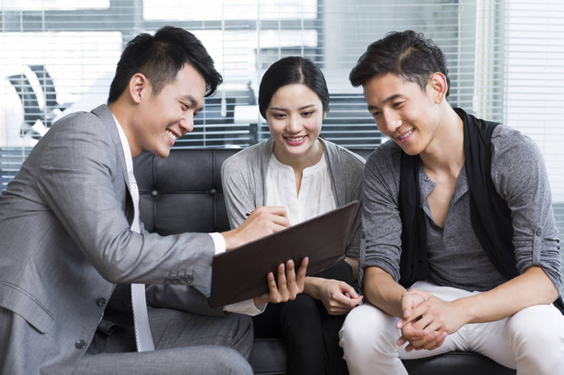 东方人,成年人,三个人,同事,商务人士,商务男性,办公室,笑,微笑,露齿笑,横图,室内,白天,正面,衬衫,西装,商务,快乐,通讯,幸福,安全,成功,合作,团队,集体,信心,计划,签字,技术,沙发,北京,中国,亚洲,写,套装,正装,并排,领带,休闲装,队伍,顾客,职业,规划,决定,亲密,服务,金融,理财,摄影,经济,技巧,合同,权威,领导,企业,公司,工作室,成就,销售,手艺,保险,商务装,合伙,领袖,贩卖,贸易,工薪阶层,东亚,陪同,一套,策略,责任,技能,技艺,陪伴,信任,男人,男性,年轻男性,年轻女性,女人,女性,亚洲人,中国人,年轻人,情侣,白领,上班族,坐着,半身,彩图,衬衣,妙技,顾问,本领,保险代理人,金融投资顾问,伴随,bj175