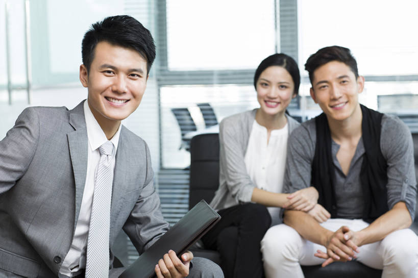 东方人,成年人,三个人,同事,商务人士,商务男性,办公室,笑,微笑,露齿笑,横图,室内,白天,正面,衬衫,西装,商务,快乐,幸福,安全,成功,合作,团队,集体,信心,计划,技术,沙发,北京,中国,亚洲,套装,正装,并排,领带,注视,休闲装,队伍,顾客,观察,看,职业,规划,决定,亲密,服务,金融,理财,摄影,经济,观看,技巧,合同,权威,察看,领导,企业,公司,工作室,成就,关注,销售,肖像,手艺,保险,商务装,合伙,领袖,贩卖,贸易,工薪阶层,东亚,陪同,一套,策略,责任,技能,技艺,陪伴,信任,男人,男性,年轻男性,年轻女性,女人,女性,亚洲人,中国人,年轻人,情侣,白领,上班族,坐着,半身,彩图,衬衣,妙技,顾问,本领,保险代理人,金融投资顾问,伴随,bj175