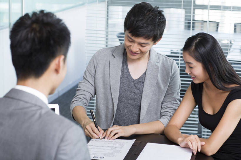 东方人,成年人,三个人,商务人士,商务男性,办公室,笑,微笑,露齿笑,横图,室内,白天,正面,衬衫,西装,商务,讨论,通讯,幸福,安全,签字,技术,北京,中国,亚洲,套装,正装,领带,现代,书桌,顾客,背面,职业,百叶帘,决定,亲密,服务,金融,理财,摄影,经济,指导,技巧,合同,企业,公司,工作室,销售,手艺,保险,商务装,贩卖,贸易,工薪阶层,东亚,陪同,一套,责任,时装,技能,技艺,陪伴,信任,男人,男性,年轻男性,年轻女性,女人,女性,亚洲人,中国人,年轻人,情侣,白领,上班族,说话,坐着,半身,彩图,衬衣,建议,妙技,顾问,本领,保险代理人,金融投资顾问,伴随,bj175