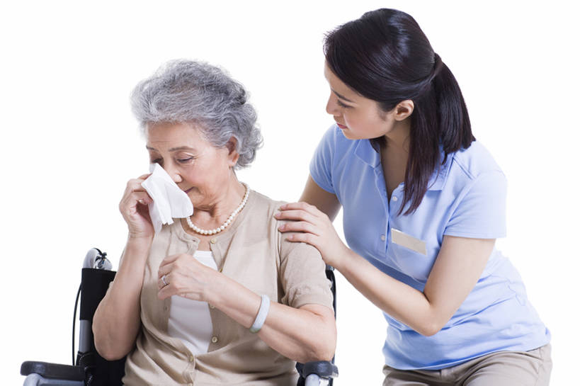 东方人,成年人,老年人,头发,两个人,护士,医院,哭,横图,白天,抠图,白色背景,正面,北京,中国,亚洲,弯腰,手帕,休闲装,白色,轮椅,纸巾,医护人员,医疗人员,职业,揉,亲密,压力,搭,护理,摄影,名牌,生活方式,看护,协助,支撑,安慰,退休,白衣天使,忧虑,搭着,关爱,消极,问题,残疾,情绪,东亚,瘫痪,陪同,疗养院,陪伴,认真,信任,老年女性,年轻女性,女人,女性,亚洲人,中国人,年轻人,坐着,半身,彩图,影棚拍摄,收容所,弱点,社会问题,家庭护理,伴随,bj175