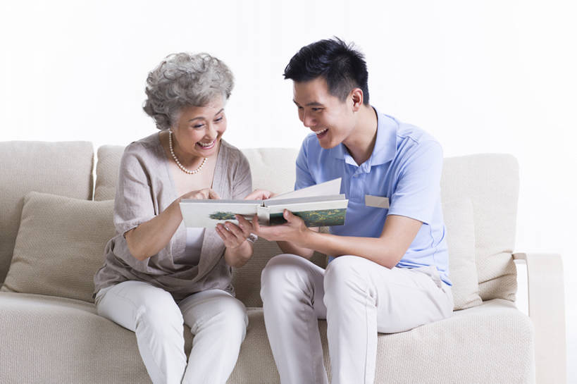 东方人,成年人,老年人,头发,两个人,客厅,笑,微笑,露齿笑,横图,照片,白天,抠图,白色背景,正面,快乐,通讯,幸福,寂寞,沙发,北京,中国,亚洲,并排,时间,相册,年轻,休闲装,白色,纪念品,医护人员,医疗人员,职业,休闲,亲密,服务,护理,摄影,名牌,生活方式,看护,支撑,退休,起居室,关爱,记忆,出示,东亚,陪同,陪伴,信任,老年女性,男人,男性,年轻男性,女人,女性,亚洲人,中国人,年轻人,休闲活动,说话,坐着,彩图,影棚拍摄,欢乐,家庭护理,伴随,bj175