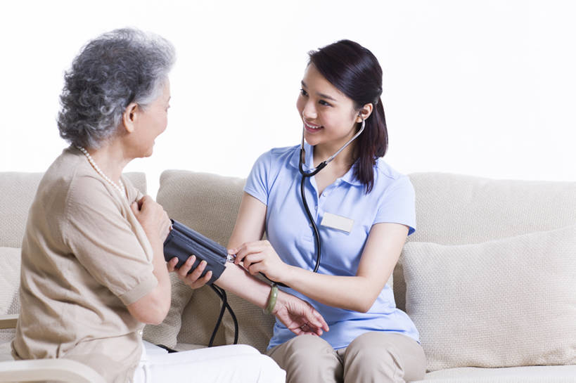 东方人,成年人,老年人,头发,两个人,医生,病人,护士,笑,微笑,露齿笑,横图,室内,留白,抠图,白色背景,正面,快乐,幸福,技术,沙发,北京,中国,亚洲,检查,测量,休闲装,白色,医疗用品,医护人员,医疗人员,职业,保养,面对面,亲密,服务,护理,保健,摄影,名牌,生活方式,技巧,看护,支撑,体检,医疗,疾病,血压计,享乐,白衣天使,脆弱,关爱,手艺,医疗器械,医疗工具,高血压,东亚,陪同,疗养院,责任,技能,技艺,陪伴,信任,老年女性,年轻女性,女人,女性,亚洲人,中国人,年轻人,大夫,坐着,彩图,影棚拍摄,欢乐,妙技,收容所,本领,家庭护理,体格检查,伴随,bj175