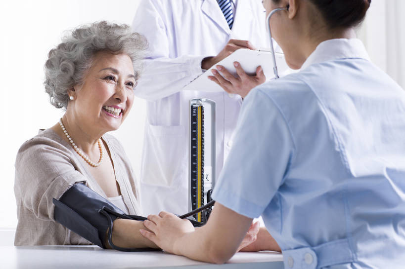 东方人,成年人,老年人,头发,三个人,医生,病人,护士,医院,笑,微笑,露齿笑,横图,室内,抠图,白色背景,侧面,工作服,制服,快乐,通讯,幸福,合作,团队,技术,北京,中国,亚洲,检查,工作,测量,听,休闲装,现代,书桌,背面,白色,笔记本,听诊器,医疗用品,站着,医护人员,医疗人员,职业,保养,亲密,服务,保健,摄影,生活方式,报告,技巧,写字板,权威,体检,医疗,疾病,血压计,享乐,白衣天使,脆弱,关爱,手艺,医疗器械,医疗工具,合伙,高血压,东亚,实验服,恢复,陪同,工作制服,责任,技能,技艺,陪伴,信任,老年女性,男人,男性,年轻男性,年轻女性,女人,女性,亚洲人,中国人,年轻人,大夫,坐着,半身,彩图,影棚拍摄,工作套服,欢乐,建议,妙技,病历,本领,门诊部,家庭护理,体格检查,伴随,诊疗室,bj175