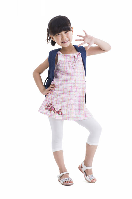 东方人,婴儿,儿童,一个人,学生,站,笑,微笑,露齿笑,竖图,留白,白色背景,正面,快乐,兴奋,幸福,纯洁,北京,中国,亚洲,仅一个女性,仅一个人,书包,教育,挥手,注视,休闲装,手叉腰,刺激,小孩,背包,观察,看,站着,仅一个小孩,活力,可爱,童年,童趣,摄影,活泼,生长,生活方式,观看,希望,踮脚,察看,马尾辫,关注,宝宝,肖像,梦想,童真,东亚,纯真,烂漫,无邪,发展,开学,无忧无虑,伶俐,天真,男孩,男人,男性,女孩,女人,女性,亚洲人,中国人,孩子,站立,彩图,全身,影棚拍摄,欢乐,男生,女生,小学生,摆拍,好奇心,bj175