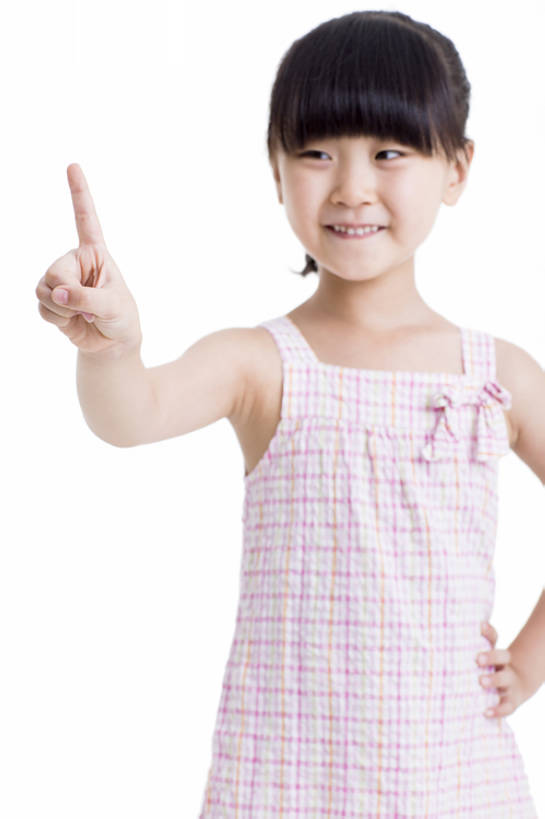 东方人,婴儿,儿童,一个人,学生,站,笑,微笑,露齿笑,竖图,留白,抠图,白色背景,正面,快乐,幸福,纯洁,技术,北京,中国,亚洲,仅一个女性,仅一个人,透明,触摸屏,休闲装,手叉腰,小孩,站着,仅一个小孩,概念,活力,可爱,童年,童趣,摄影,活泼,生长,希望,马尾辫,创造力,指着,享乐,宝宝,梦想,童真,东亚,纯真,烂漫,无邪,发展,伶俐,天真,男孩,男人,男性,女孩,女人,女性,亚洲人,中国人,孩子,触摸,站立,彩图,影棚拍摄,欢乐,男生,女生,小学生,bj175