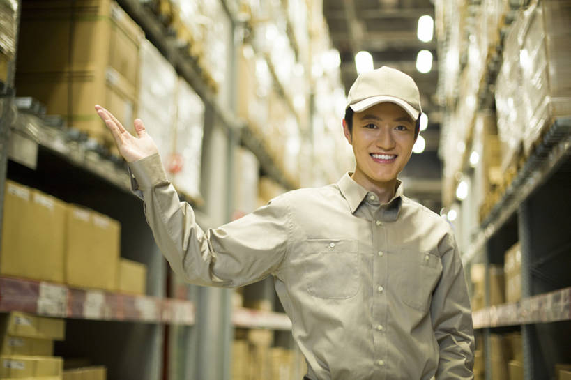 东方人,成年人,一个人,商务人士,商务男性,办公室,笑,微笑,露齿笑,横图,室内,白天,正面,衬衫,制服,商务,快乐,幸福,热情,信心,车间,技术,北京,中国,亚洲,仅一个男性,仅一个人,许多,堆叠,套装,正装,棒球帽,商品,房屋,屋子,过道,很多,仓库,注视,架子,盒子,排列,工人,仅一个年轻男性,观察,看,站着,快递员,职业,展示,服务,工业,运输,摄影,观看,技巧,储藏,明亮,察看,组织,储存,关注,货运,肖像,出示,手艺,商务装,工薪阶层,东亚,物流,工业建筑,柳条筐,责任,技能,技艺,男人,男性,年轻男性,亚洲人,中国人,年轻人,白领,上班族,员工,张开手臂,半身,彩图,衬衣,房子,妙技,匠人,劳动者,体力工,贮存,本领,bj175