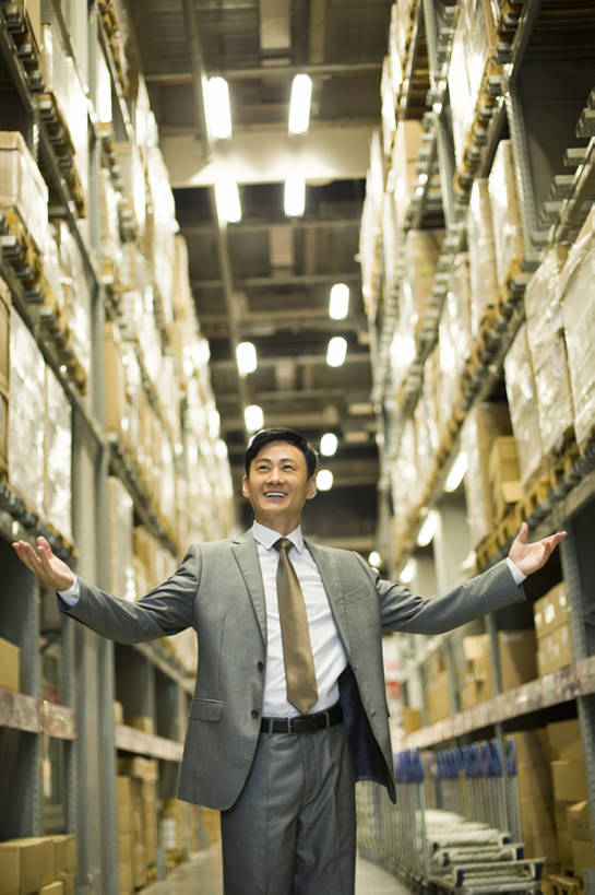 东方人,成年人,中年人,一个人,商务人士,商务男性,办公室,笑,微笑,露齿笑,竖图,室内,正面,衬衫,西装,商务,快乐,幸福,热情,骄傲,成功,信心,车间,技术,北京,中国,亚洲,仅一个男性,仅一个人,仅一个中年男性,许多,堆叠,套装,正装,庆祝,商品,房屋,屋子,过道,领带,很多,仓库,架子,盒子,排列,站着,职业,展示,服务,工业,运输,摄影,技巧,希望,储藏,明亮,组织,领导,经理,成就,储存,货运,出示,手艺,商务装,工薪阶层,东亚,物流,工业建筑,一套,柳条筐,技能,技艺,把握,男人,男性,中年男性,亚洲人,中国人,白领,上班族,张开手臂,彩图,衬衣,房子,妙技,贮存,本领,掌控,bj175