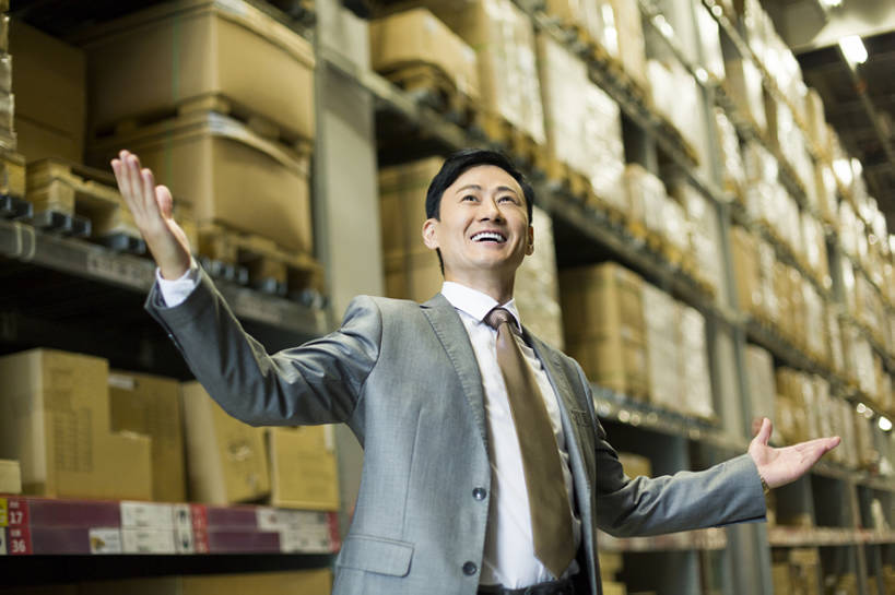 东方人,成年人,中年人,一个人,商务人士,商务男性,办公室,笑,微笑,露齿笑,横图,室内,正面,衬衫,西装,商务,快乐,幸福,热情,骄傲,成功,信心,车间,技术,北京,中国,亚洲,仅一个男性,仅一个人,仅一个中年男性,许多,堆叠,套装,正装,庆祝,商品,房屋,屋子,过道,领带,很多,仓库,架子,盒子,排列,站着,职业,服务,工业,运输,摄影,技巧,希望,储藏,明亮,组织,领导,经理,成就,储存,货运,手艺,商务装,工薪阶层,东亚,物流,工业建筑,一套,柳条筐,技能,技艺,把握,男人,男性,中年男性,亚洲人,中国人,白领,上班族,张开手臂,半身,彩图,衬衣,房子,妙技,贮存,本领,掌控,bj175