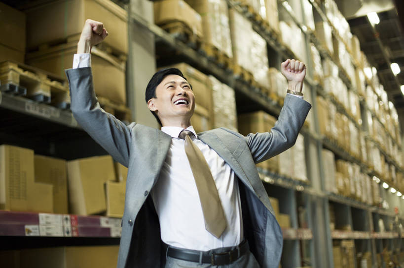 东方人,成年人,中年人,一个人,商务人士,商务男性,办公室,笑,微笑,露齿笑,横图,室内,正面,衬衫,西装,商务,快乐,兴奋,幸福,热情,骄傲,成功,信心,车间,技术,北京,中国,亚洲,仅一个男性,仅一个人,仅一个中年男性,许多,堆叠,套装,正装,庆祝,商品,房屋,屋子,过道,领带,很多,仓库,刺激,架子,盒子,排列,站着,职业,服务,工业,运输,摄影,技巧,希望,储藏,明亮,组织,领导,经理,成就,储存,货运,手艺,商务装,工薪阶层,东亚,物流,工业建筑,一套,柳条筐,技能,技艺,把握,男人,男性,中年男性,亚洲人,中国人,白领,上班族,半身,彩图,衬衣,房子,妙技,贮存,本领,好消息,掌控,bj175