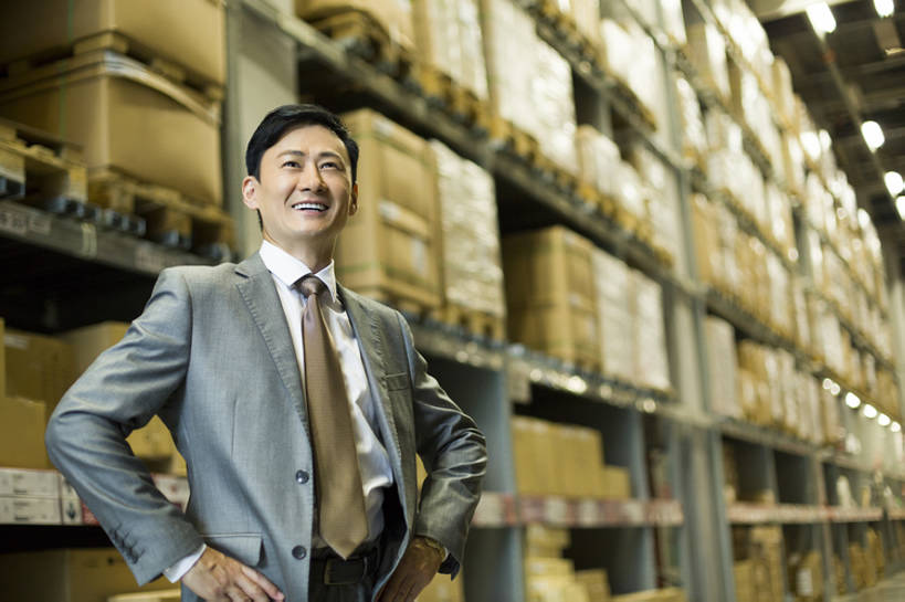 东方人,成年人,中年人,一个人,商务人士,商务男性,办公室,笑,微笑,露齿笑,横图,室内,留白,正面,衬衫,西装,商务,快乐,幸福,热情,骄傲,成功,信心,车间,技术,北京,中国,亚洲,仅一个男性,仅一个人,仅一个中年男性,许多,堆叠,套装,正装,商品,房屋,屋子,过道,领带,很多,仓库,注视,手叉腰,架子,盒子,排列,叉腰,观察,看,站着,职业,服务,工业,运输,摄影,观看,技巧,希望,储藏,明亮,察看,组织,领导,双手叉腰,经理,成就,储存,关注,货运,智力,手艺,商务装,工薪阶层,东亚,物流,工业建筑,一套,柳条筐,技能,技艺,把握,男人,男性,中年男性,亚洲人,中国人,白领,上班族,半身,彩图,衬衣,房子,妙技,贮存,本领,掌控,bj175