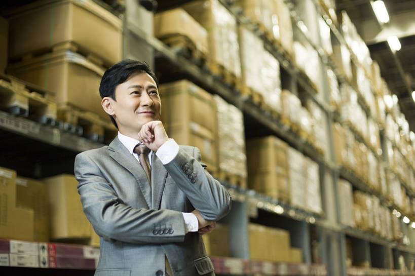 东方人,成年人,中年人,一个人,商务人士,商务男性,办公室,微笑,横图,室内,留白,正面,衬衫,西装,商务,快乐,幸福,热情,计划,车间,北京,中国,亚洲,仅一个男性,仅一个人,仅一个中年男性,许多,撑,堆叠,套装,正装,商品,房屋,屋子,过道,领带,很多,仓库,托腮,注视,架子,盒子,排列,观察,看,托,站着,职业,思考,规划,服务,工业,运输,摄影,观看,希望,储藏,明亮,察看,组织,领导,经理,储存,关注,货运,智力,托下巴,商务装,梦想,工薪阶层,东亚,物流,工业建筑,一套,柳条筐,把握,男人,男性,中年男性,亚洲人,中国人,白领,上班族,半身,彩图,衬衣,房子,贮存,掌控,bj175