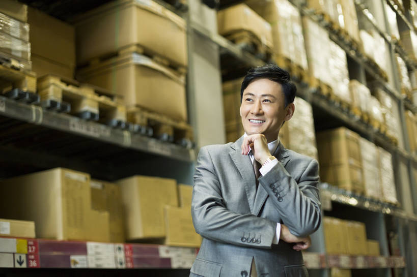 东方人,成年人,中年人,一个人,商务人士,商务男性,办公室,微笑,横图,室内,留白,正面,衬衫,西装,商务,快乐,幸福,热情,计划,车间,北京,中国,亚洲,仅一个男性,仅一个人,仅一个中年男性,许多,撑,堆叠,套装,正装,商品,房屋,屋子,过道,领带,很多,仓库,托腮,注视,架子,盒子,排列,观察,看,托,站着,职业,思考,规划,服务,工业,运输,摄影,观看,希望,储藏,明亮,察看,组织,领导,经理,储存,关注,货运,智力,托下巴,商务装,梦想,工薪阶层,东亚,物流,工业建筑,一套,柳条筐,把握,男人,男性,中年男性,亚洲人,中国人,白领,上班族,半身,彩图,衬衣,房子,贮存,掌控,bj175