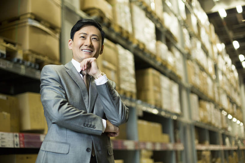 东方人,成年人,中年人,一个人,商务人士,商务男性,办公室,微笑,横图,室内,留白,正面,衬衫,西装,商务,快乐,幸福,热情,计划,车间,北京,中国,亚洲,仅一个男性,仅一个人,仅一个中年男性,许多,撑,堆叠,套装,正装,商品,房屋,屋子,过道,领带,很多,仓库,托腮,注视,架子,盒子,排列,观察,看,托,站着,职业,思考,规划,服务,工业,运输,摄影,观看,希望,储藏,明亮,察看,组织,领导,经理,储存,关注,货运,智力,托下巴,商务装,梦想,工薪阶层,东亚,物流,工业建筑,一套,柳条筐,把握,男人,男性,中年男性,亚洲人,中国人,白领,上班族,半身,彩图,衬衣,房子,贮存,掌控,bj175