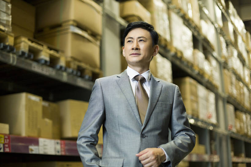 东方人,成年人,中年人,一个人,商务人士,商务男性,办公室,横图,室内,留白,正面,衬衫,西装,商务,热情,骄傲,车间,北京,中国,亚洲,仅一个男性,仅一个人,仅一个中年男性,许多,堆叠,套装,正装,商品,房屋,屋子,过道,领带,很多,仓库,架子,盒子,排列,站着,职业,服务,工业,运输,摄影,储藏,明亮,权威,组织,领导,经理,成就,储存,货运,努力,商务装,工薪阶层,东亚,物流,工业建筑,一套,柳条筐,把握,认真,男人,男性,中年男性,亚洲人,中国人,白领,上班族,半身,彩图,衬衣,房子,贮存,掌控,bj175