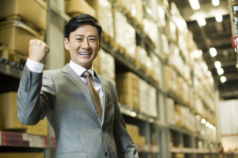 东方人,成年人,中年人,一个人,商务人士,商务男性,办公室,笑,微笑,露齿笑,横图,室内,留白,正面,衬衫,西装,商务,快乐,兴奋,幸福,热情,骄傲,成功,信心,车间,技术,北京,中国,亚洲,仅一个男性,仅一个人,仅一个中年男性,许多,堆叠,套装,正装,庆祝,商品,房屋,屋子,过道,领带,很多,仓库,注视,刺激,架子,盒子,排列,观察,看,站着,职业,服务,工业,运输,摄影,观看,技巧,储藏,明亮,察看,组织,经理,成就,储存,关注,货运,肖像,手艺,商务装,工薪阶层,东亚,物流,工业建筑,一套,柳条筐,技能,技艺,男人,男性,中年男性,亚洲人,中国人,白领,上班族,半身,彩图,衬衣,房子,妙技,贮存,本领,好消息,bj175
