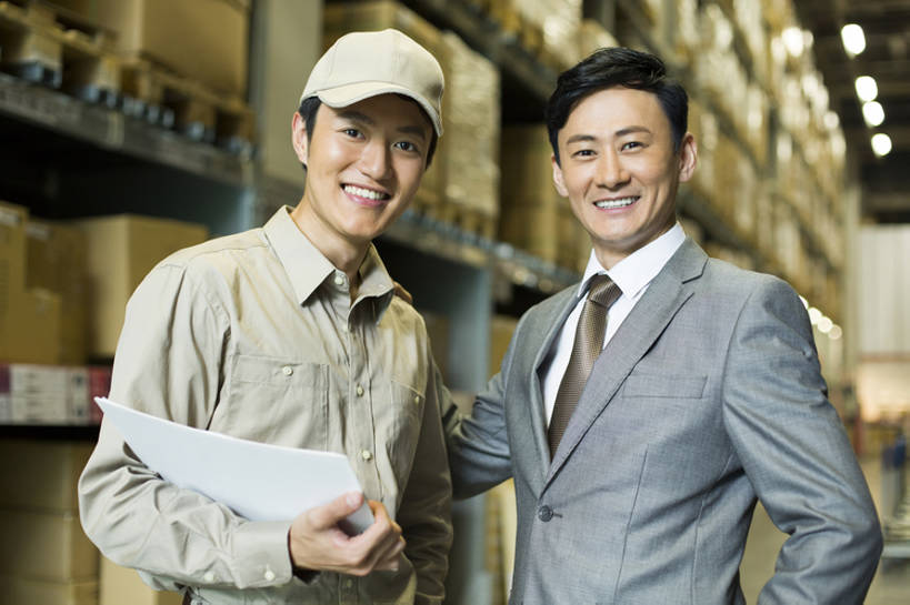 东方人,成年人,中年人,两个人,同事,商务人士,商务男性,办公室,笑,微笑,露齿笑,横图,室内,正面,衬衫,制服,西装,商务,快乐,幸福,热情,成功,合作,团队,集体,信心,车间,北京,中国,亚洲,许多,堆叠,套装,正装,工作,棒球帽,商品,房屋,屋子,过道,领带,很多,仓库,注视,队伍,架子,盒子,排列,工人,观察,看,站着,快递员,职业,搭,服务,工业,运输,摄影,观看,储藏,明亮,察看,组织,领导,经理,成就,储存,搭着,关注,货运,肖像,商务装,合伙,领袖,工薪阶层,东亚,物流,陪同,工业建筑,一套,柳条筐,陪伴,男人,男性,年轻男性,中年男性,亚洲人,中国人,年轻人,白领,上班族,员工,半身,彩图,衬衣,房子,匠人,劳动者,体力工,贮存,检查表,伴随,bj175