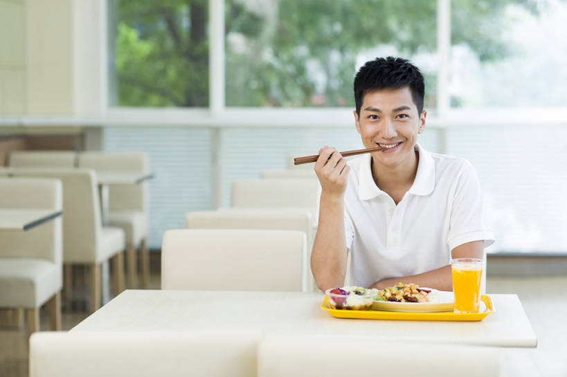 东方人,成年人,一个人,笑,睡,吃,微笑,露齿笑,横图,室内,白天,正面,T恤衫,吃饭,午餐,快乐,幸福,餐桌,筷子,餐具,椅子,北京,中国,亚洲,仅一个男性,仅一个人,握,美味,食品,饮品,餐盘,注视,休闲装,饮食,食物,饮料,仅一个年轻男性,中国菜,快餐,观察,看,活力,握着,摄影,生活方式,观看,午睡,察看,享乐,膳食,关注,可口,中国文化,桔子汁,进餐,肖像,东亚,健康食物,适口,男人,男性,年轻男性,亚洲人,中国人,年轻人,大学生,困,困觉,寝息,睡觉,坐着,半身,彩图,欢乐,餐馆,小睡,宫爆鸡丁,bj175