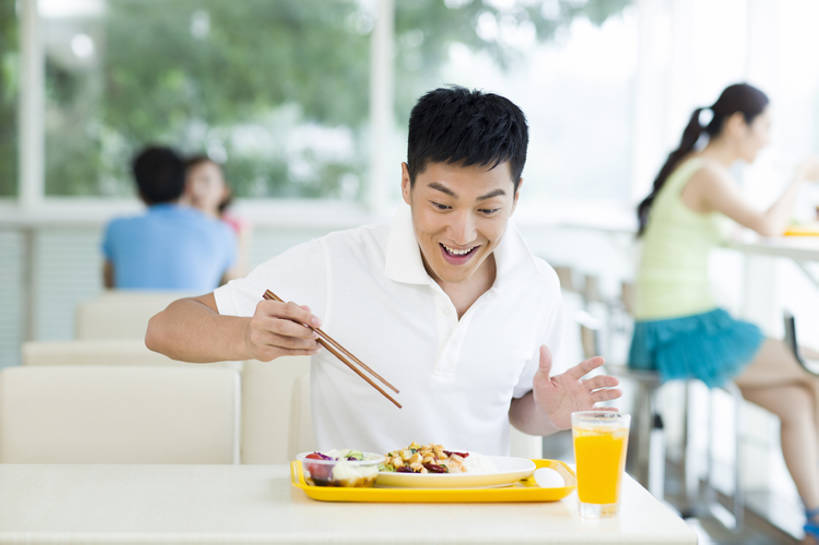 东方人,成年人,四个人,笑,睡,吃,微笑,露齿笑,横图,室内,白天,正面,T恤衫,吃饭,午餐,快乐,满意,兴奋,幸福,餐桌,筷子,餐具,椅子,北京,中国,亚洲,美味,食品,饮品,休闲装,饮食,刺激,食物,饮料,中国菜,快餐,夏天,活力,乐趣,诱惑,摄影,生活方式,午睡,快餐店,享乐,可口,中国文化,桔子汁,进餐,饥饿,东亚,健康食物,适口,男人,男性,年轻男性,年轻女性,女人,女性,亚洲人,中国人,年轻人,大学生,困,困觉,寝息,睡觉,坐着,半身,彩图,欢乐,餐馆,小睡,饿,好消息,宫爆鸡丁,bj175