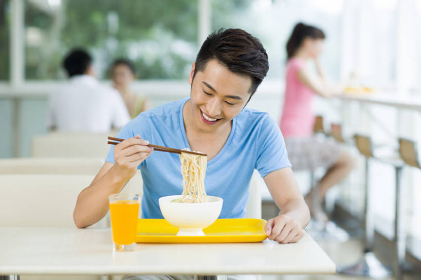 面条,东方人,成年人,四个人,睡,吃,微笑,横图,室内,白天,正面,吃饭,午餐,快乐,满意,幸福,餐桌,筷子,餐具,椅子,北京,中国,亚洲,美味,食品,饮品,T恤,休闲装,饮食,食物,饮料,中国菜,快餐,夏天,活力,乐趣,诱惑,摄影,生活方式,午睡,快餐店,享乐,可口,中国文化,桔子汁,进餐,饥饿,东亚,健康食物,陪同,适口,陪伴,男人,男性,年轻男性,年轻女性,女人,女性,亚洲人,中国人,年轻人,大学生,困,困觉,寝息,睡觉,坐着,半身,彩图,餐馆,小睡,饿,伴随,bj175