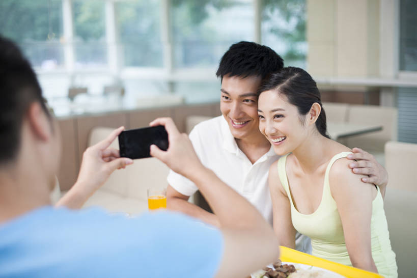 东方人,成年人,三个人,笑,睡,微笑,露齿笑,横图,室内,白天,正面,午餐,快乐,兴奋,幸福,技术,餐桌,餐具,手机,椅子,北京,中国,亚洲,握,并排,美味,食品,饮品,休闲装,饮食,刺激,食物,饮料,背面,中国菜,快餐,夏天,活力,乐趣,亲密,搭,握着,摄影,生活方式,午睡,快餐店,搭着,可口,中国文化,桔子汁,进餐,智能手机,东亚,健康食物,陪同,无线电技术,适口,陪伴,男人,男性,年轻男性,年轻女性,女人,女性,亚洲人,中国人,年轻人,大学生,困,困觉,寝息,睡觉,坐着,半身,彩图,照相,餐馆,小睡,伴随,bj175