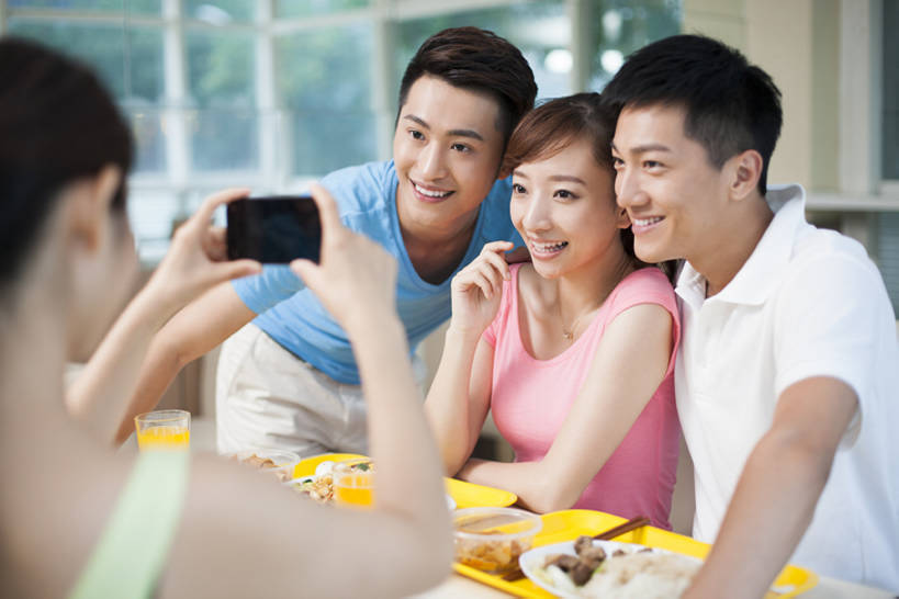 东方人,成年人,四个人,笑,睡,微笑,露齿笑,横图,室内,白天,正面,午餐,快乐,兴奋,幸福,技术,餐桌,餐具,手机,椅子,北京,中国,亚洲,握,并排,美味,食品,饮品,休闲装,饮食,刺激,食物,饮料,背面,中国菜,快餐,夏天,活力,乐趣,亲密,握着,摄影,生活方式,午睡,快餐店,可口,中国文化,桔子汁,进餐,智能手机,饥饿,东亚,健康食物,陪同,无线电技术,适口,陪伴,男人,男性,年轻男性,年轻女性,女人,女性,亚洲人,中国人,年轻人,大学生,困,困觉,寝息,睡觉,坐着,半身,彩图,照相,餐馆,小睡,饿,伴随,bj175