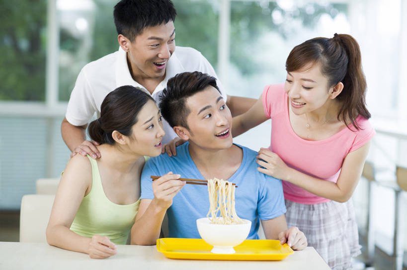 面条,东方人,成年人,四个人,笑,睡,吃,微笑,露齿笑,横图,室内,白天,正面,吃饭,午餐,快乐,满意,兴奋,幸福,餐桌,筷子,餐具,椅子,北京,中国,亚洲,并排,美味,食品,饮品,休闲装,闻,饮食,刺激,食物,饮料,中国菜,快餐,夏天,面对面,活力,乐趣,亲密,诱惑,摄影,生活方式,午睡,快餐店,享乐,可口,中国文化,进餐,饥饿,东亚,健康食物,陪同,羡慕,适口,陪伴,男人,男性,年轻男性,年轻女性,女人,女性,亚洲人,中国人,年轻人,大学生,困,困觉,寝息,睡觉,坐着,半身,彩图,餐馆,小睡,饿,伴随,bj175