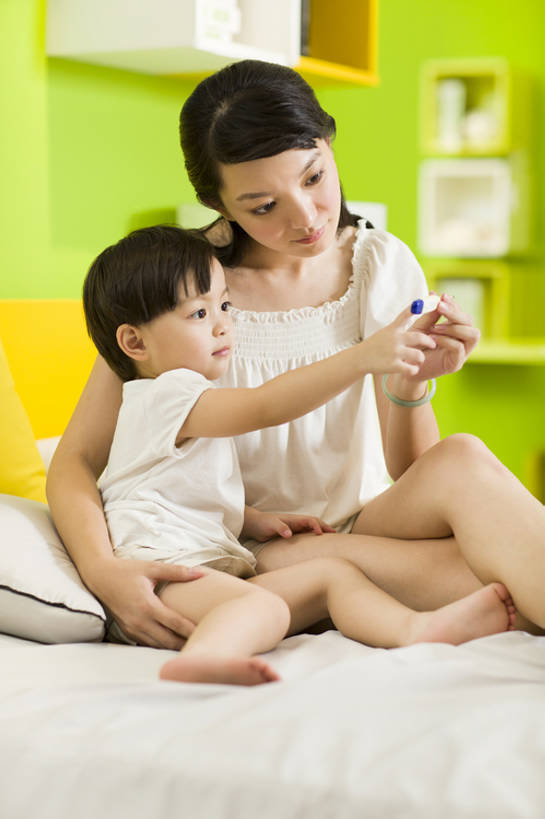 东方人,婴儿,儿童,成年人,中年人,两个人,家庭,父母,母亲,女儿,家,站,竖图,室内,白天,正面,纯洁,床,卧室,北京,中国,亚洲,服装,鲜艳,测量,温度计,房屋,休闲装,小孩,衣服,夏天,站着,温暖,温馨,母女,一家人,短袖,可爱,亲密,童年,童趣,搭,摄影,服饰,活泼,生长,生活方式,查看,温度,和睦,感冒,医疗,疾病,指着,衣着,忧虑,穿着,搭着,关爱,亲情,宝宝,发烧,问题,童真,东亚,纯真,烂漫,无邪,陪同,衣饰,陪伴,伶俐,天真,男孩,男人,男性,女孩,女人,女性,中年女性,亚洲人,中国人,孩子,站立,坐着,彩图,爱,融洽,男生,亲子装,伴随,bj175