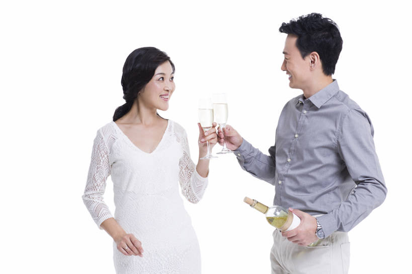 东方人,成年人,中年人,两个人,夫妻,丈夫,妻子,笑,微笑,露齿笑,横图,留白,抠图,白色背景,侧面,快乐,兴奋,幸福,北京,中国,亚洲,欢呼,庆祝,酒类,休闲装,饮食,刺激,酒瓶,饮料,香槟,站着,面对面,亲密,举杯,财富,摄影,生活方式,纪念,留念,高雅,华贵,怀念,香槟杯,东亚,陪同,陪伴,男人,男性,女人,女性,中年男性,中年女性,亚洲人,中国人,情侣,彩图,影棚拍摄,上层阶级,伴随,bj175